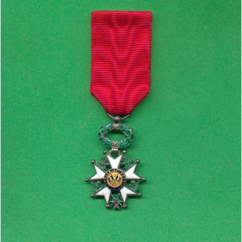 MEDAILLE QUART DE TAILLE DE CHEVALIER DE L'ORDRE DE LA LEGION D'HONNEUR 3 ème REPUBLIQUE EN BOITE 