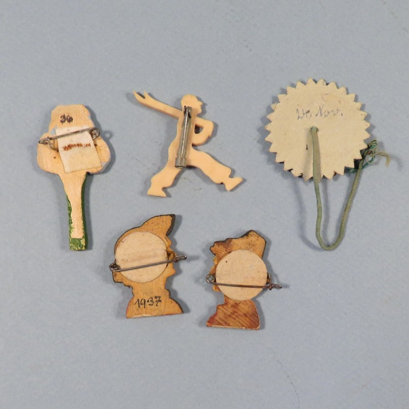 ALLEMAGNE LOT DE 5 MEDAILLES INSIGNES DE JOURNEES FIGURINES EN BOIS OU CARTON