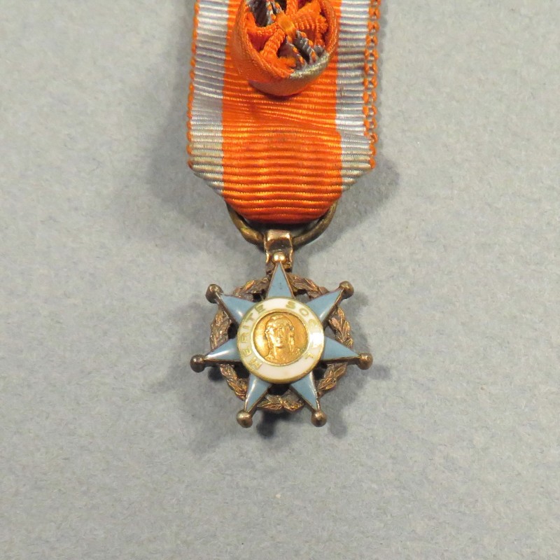 REDUCTION DE LA MEDAILLE D'OFFICIER DE L'ORDRE NATIONAL DU MERITE SOCIAL °