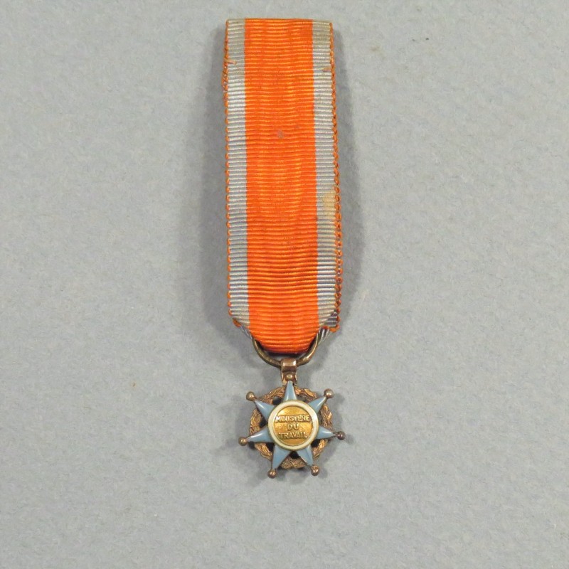 REDUCTION DE LA MEDAILLE D'OFFICIER DE L'ORDRE NATIONAL DU MERITE SOCIAL °