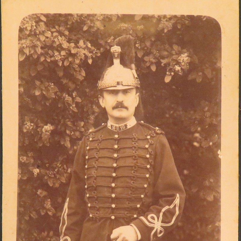 PHOTO CARTONNEE D'UN LIEUTENANT DU 16 ème REGIMENT DE DRAGONS VERS 1900