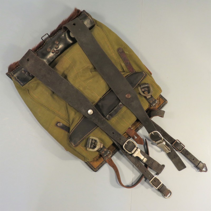 SAC A DOS ALLEMAND HAVRESAC MODELE 1944 RIVETE SAC A DOS POILES DE VACHE AVEC BRETELLES ET REGIMENTEES