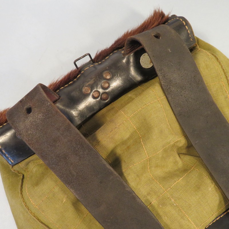 SAC A DOS ALLEMAND HAVRESAC MODELE 1944 RIVETE SAC A DOS POILES DE VACHE AVEC BRETELLES ET REGIMENTEES