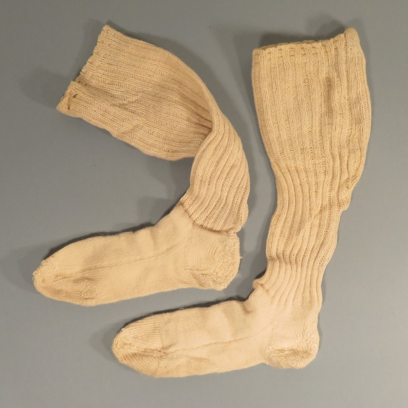 PAIRE DE CHAUSSETTES DES POILUS AU TRICOT EN LAINE BLANCHE FABRICATION CIVIL ANCIENNE 1914-1918