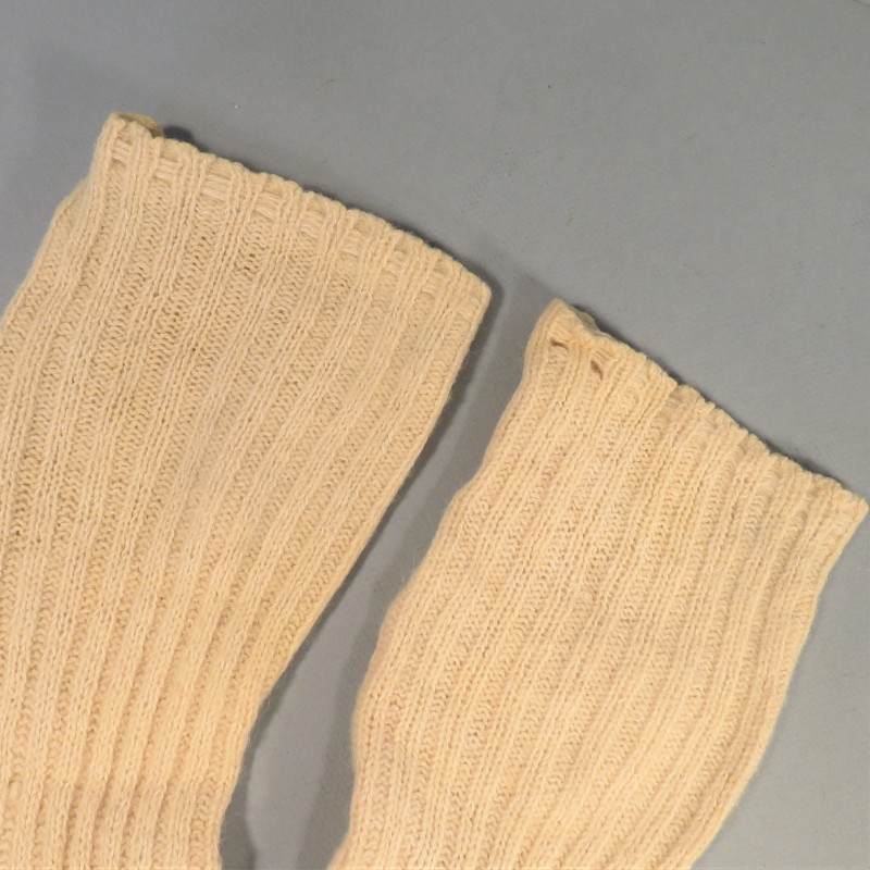 PAIRE DE CHAUSSETTES DES POILUS AU TRICOT EN LAINE BLANCHE FABRICATION CIVIL ANCIENNE 1914-1918