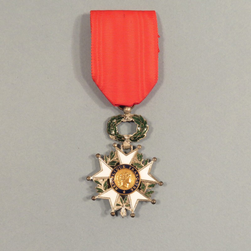 MEDAILLE DE CHEVALIER DE L'ORDRE DE LA LEGION D'HONNEUR 4 ème REPUBLIQUE MODELE A FILETS EN BOITE