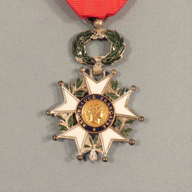 MEDAILLE DE CHEVALIER DE L'ORDRE DE LA LEGION D'HONNEUR 4 ème REPUBLIQUE MODELE A FILETS EN BOITE