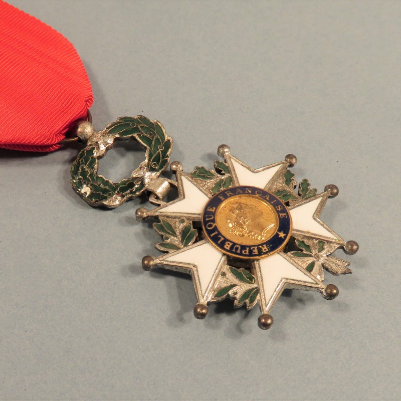 MEDAILLE DE CHEVALIER DE L'ORDRE DE LA LEGION D'HONNEUR 4 ème REPUBLIQUE MODELE A FILETS EN BOITE