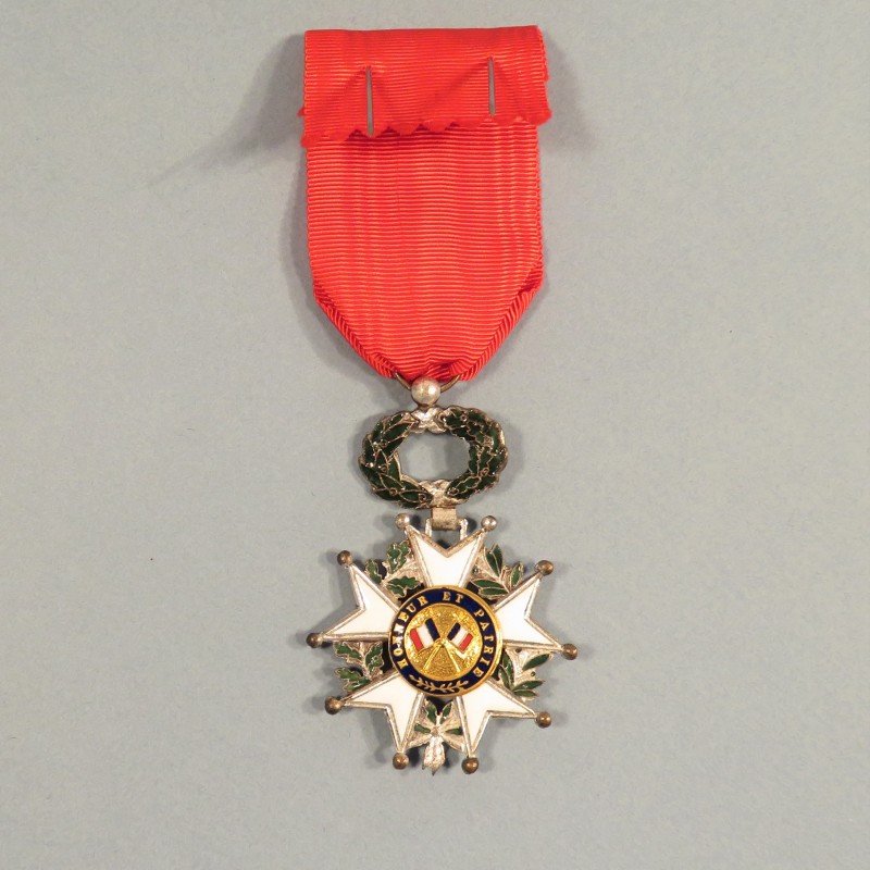 MEDAILLE DE CHEVALIER DE L'ORDRE DE LA LEGION D'HONNEUR 4 ème REPUBLIQUE MODELE A FILETS EN BOITE