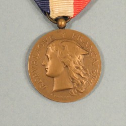 MEDAILLE DU MINISTERE DE LA GUERRE  DEVOUEMENT EPIDEMIES ATTRIBUEE A Mlle M. CAZALS 1919 CLASSE BRONZE