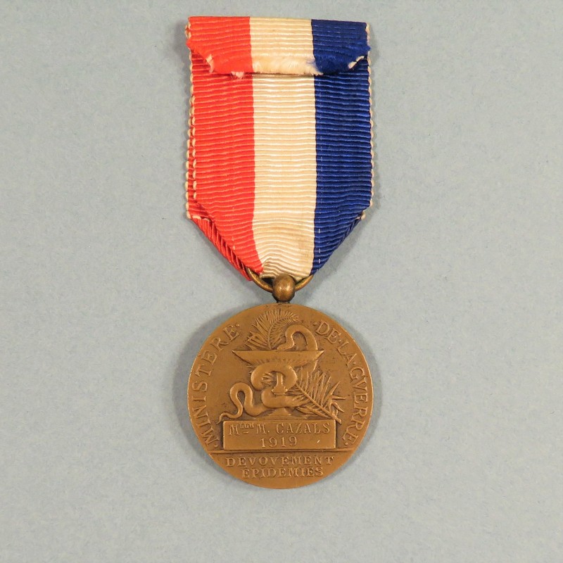 MEDAILLE DU MINISTERE DE LA GUERRE  DEVOUEMENT EPIDEMIES ATTRIBUEE A Mlle M. CAZALS 1919 CLASSE BRONZE