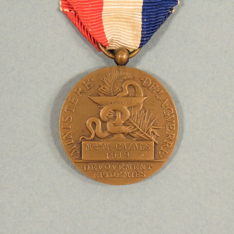 MEDAILLE DU MINISTERE DE LA GUERRE  DEVOUEMENT EPIDEMIES ATTRIBUEE A Mlle M. CAZALS 1919 CLASSE BRONZE