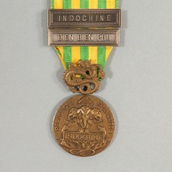 MEDAILLE COMMEMORATIVE DU CORPS EXPEDITIONNAIRE FRANCAIS D'EXTREME-ORIENT EN INDOCHINE AVEC BARRETTES INDOCHINE ET DEIN BEIN PHU