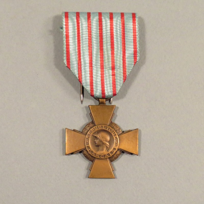 FRANCE CROIX DU COMBATTANT COULEUR BRONZE PATINE NEUVE DANS SA BOITE D'ORIGINE WW1 OU WW2