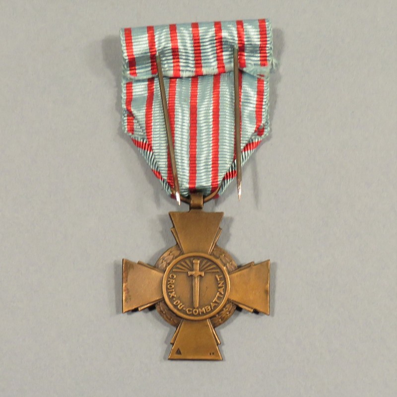 FRANCE CROIX DU COMBATTANT COULEUR BRONZE PATINE NEUVE DANS SA BOITE D'ORIGINE WW1 OU WW2