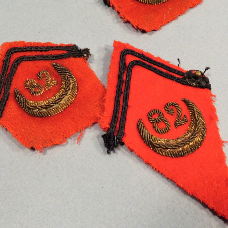 ENSEMBLE D'INSIGNES TISSU ET PATTES DE COL D'OFFICIER DU 82 ème REGIMENT D'ARTILLERIE NORD AFRICAIN 1930-1940