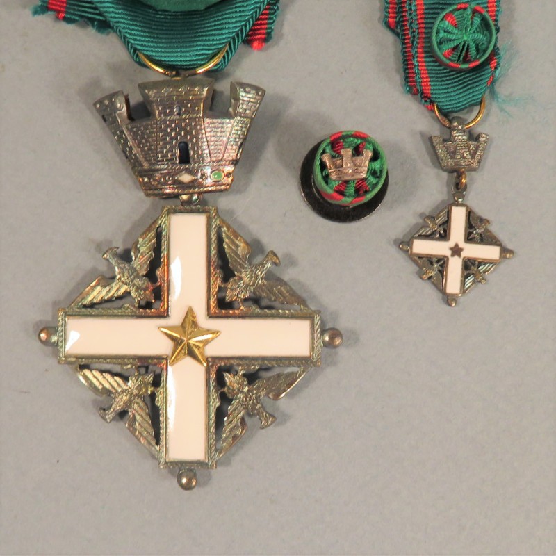 ITALIE ENSEMBLE DE MEDAILLE ET SA REDUCTION D'OFFICIER DE L'ORDRE DU MERITE ITALIEN ENTRE 1951 ET 2002