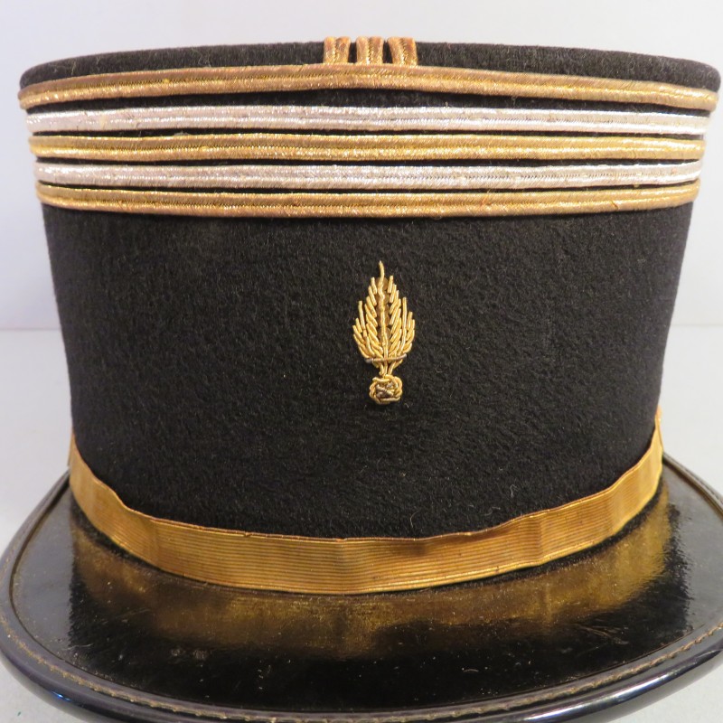 KEPI DE LIEUTENANT-COLONEL DE L'ECOLE MILITAIRE ARTILLERIE GENIE ANNEES 1960 - 70 DANS SA BOITE CARTON + EPAULETTES