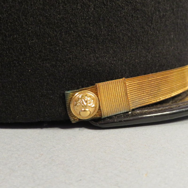 KEPI DE LIEUTENANT-COLONEL DE L'ECOLE MILITAIRE ARTILLERIE GENIE ANNEES 1960 - 70 DANS SA BOITE CARTON + EPAULETTES