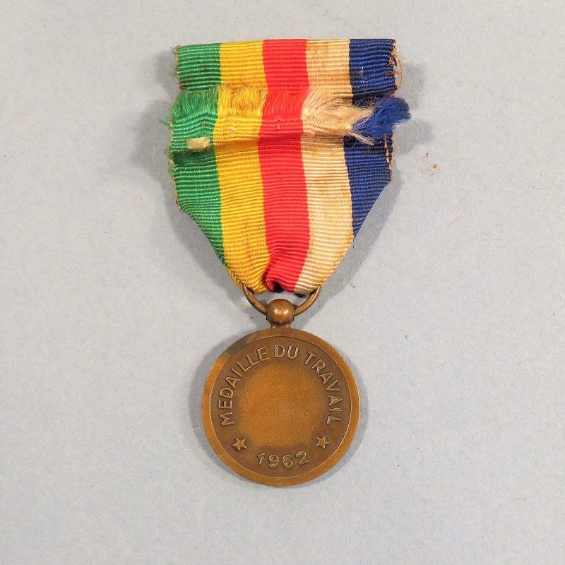 CENTRAFRIQUE MEDAILLE DE QUATRIEME CLASSE DE L'ORDRE DU TRAVAIL DE L'EMPIRE CENTRAFRICAIN BOKASSA °