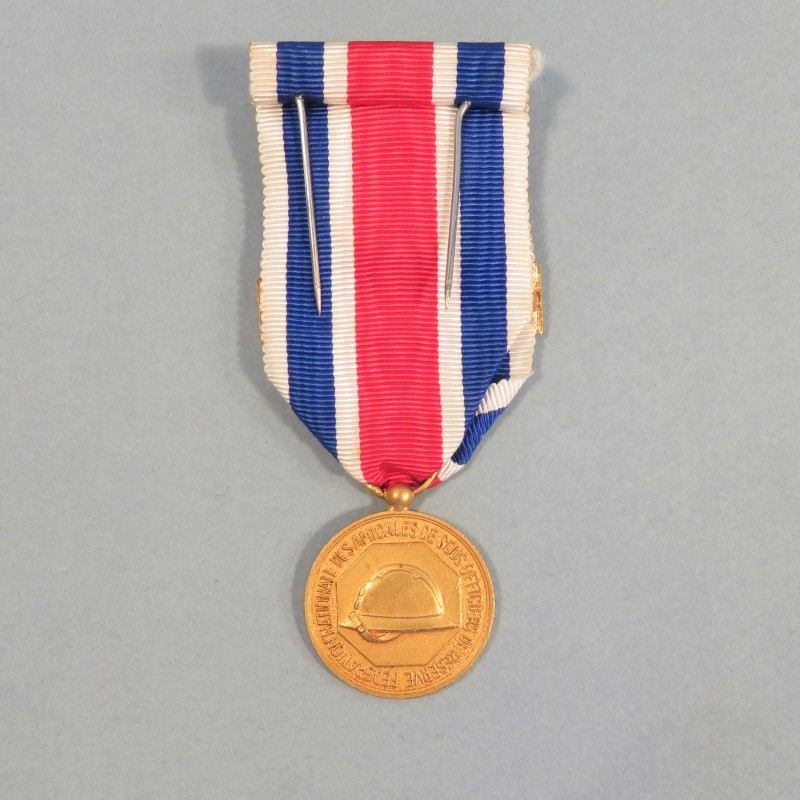 MEDAILLE ANCIENS COMBATTANTS FEDERATION NATIONALE DES AMICALES DE SOUS OFFICIERS DE RESERVE CLASSE OR OFFICIER SERVIR