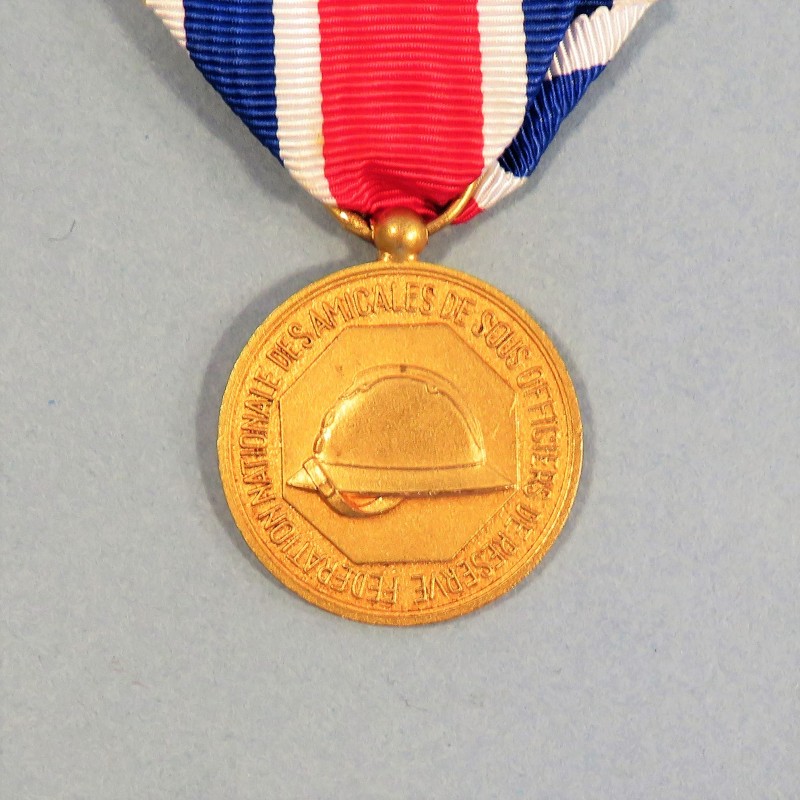 MEDAILLE ANCIENS COMBATTANTS FEDERATION NATIONALE DES AMICALES DE SOUS OFFICIERS DE RESERVE CLASSE OR OFFICIER SERVIR