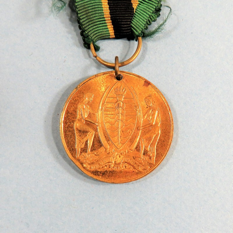 TANZANIE MEDAILLE COMMEMORATIVE POUR LA TORCHE UHURU LE 9 DECEMBRE 1961 ALLUMEE PAR ALEXANDRE NIYIRENDA °