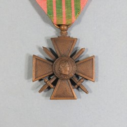 CROIX DE GUERRE 1939-1945 AVEC 1 ETOILE POUR UNE CITATION A L'ORDRE DU REGIMENT DATE AU DOS 1939 1945