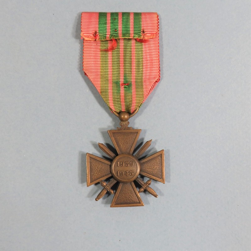 CROIX DE GUERRE 1939-1945 AVEC 1 ETOILE POUR UNE CITATION A L'ORDRE DU REGIMENT DATE AU DOS 1939 1945