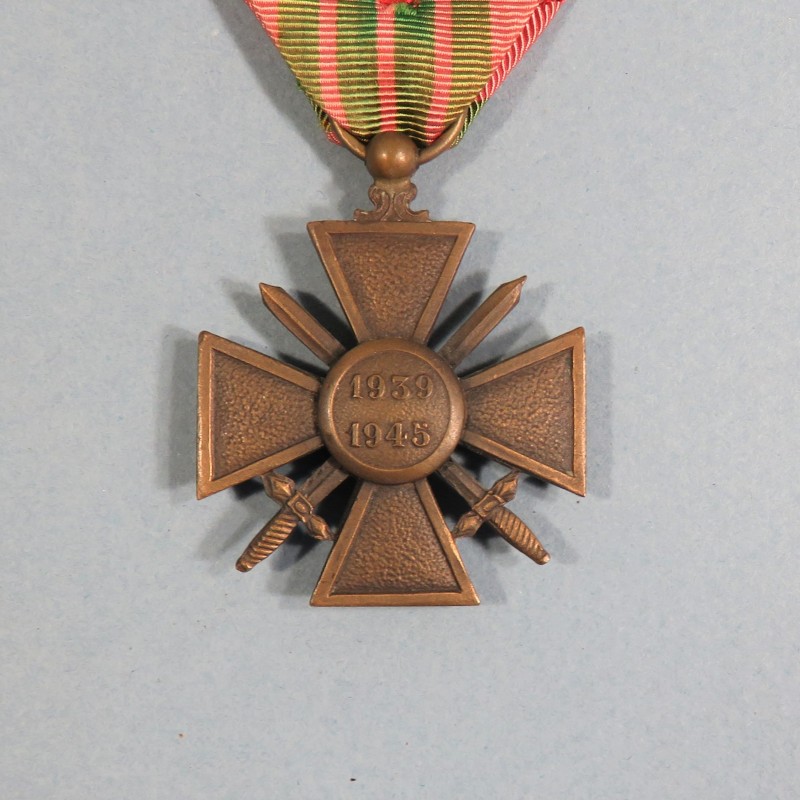 CROIX DE GUERRE 1939-1945 AVEC 1 ETOILE POUR UNE CITATION A L'ORDRE DU REGIMENT DATE AU DOS 1939 1945