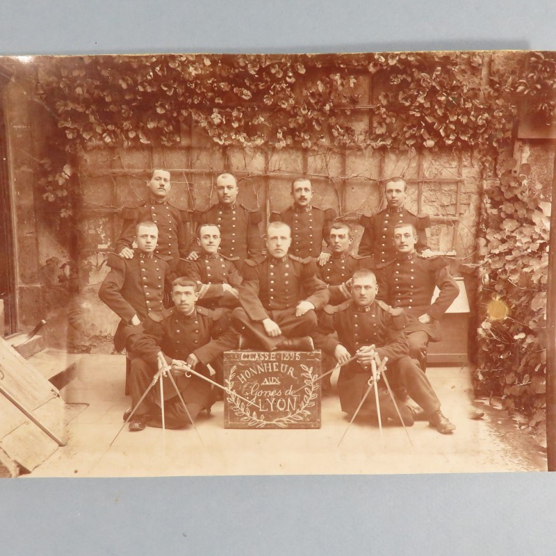 PHOTO CARTONNEE DU 21 ème REGIMENT D'INFANTERIE DE LIGNE SOUVENIR DE LA CLASSE 1895 HONNEUR AUX GONES DE LYON