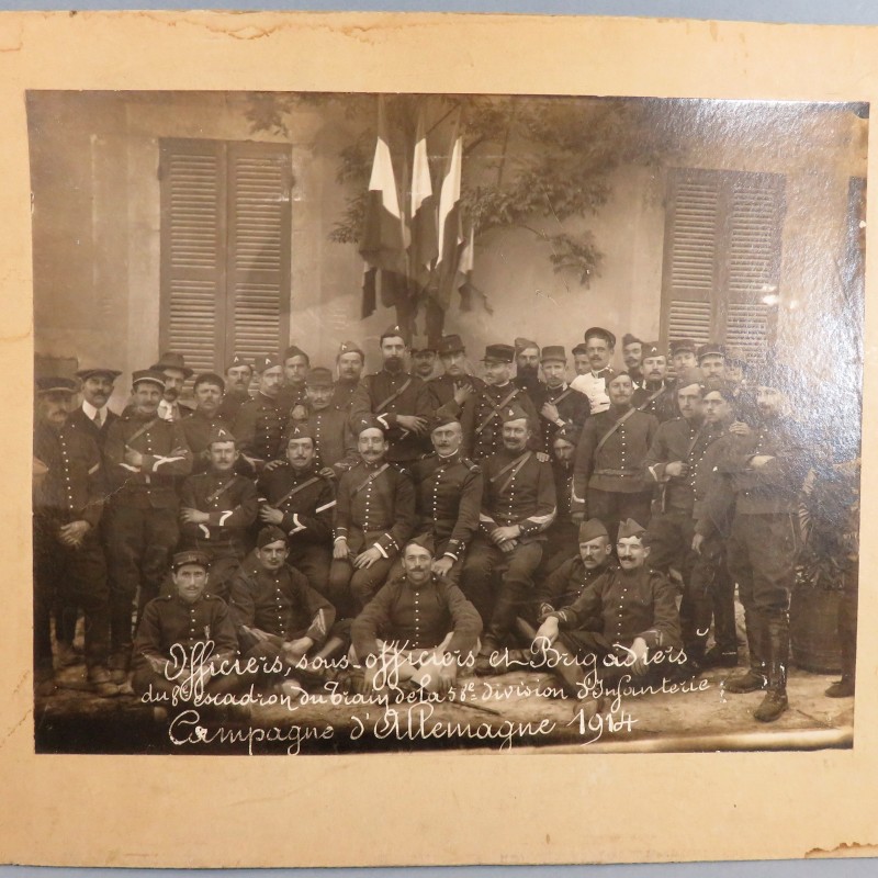 GRANDE PHOTO DU 8 ème ESCADRON DU TRAIN OFFICIERS SOUS OFFICIERS ET BRIGADIERS CAMPAGNE D'ALLEMAGNE 1914