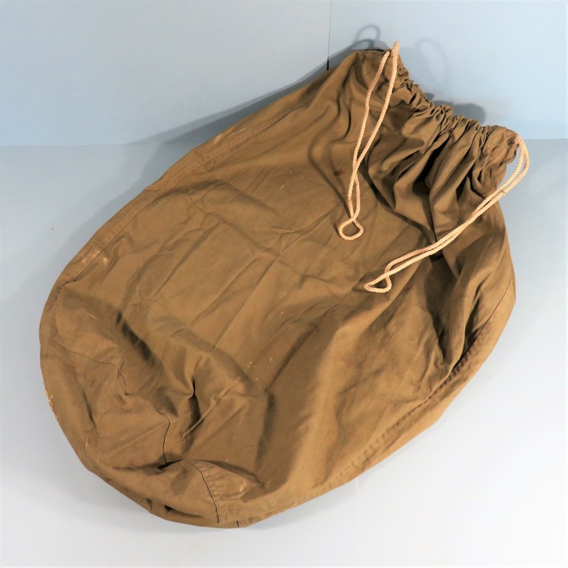 SAC A LINGE OU A PAQUETAGE BARRACK BAG US KAKI MODELE 1939 DATE 1944