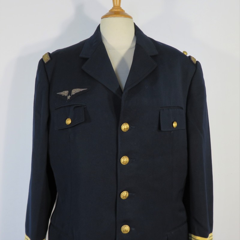 VESTE D'UNIFORME D'UN CAPITAINE PILOTE DE L'AVIATION ARMEE DE L'AIRE 1960 - 1970