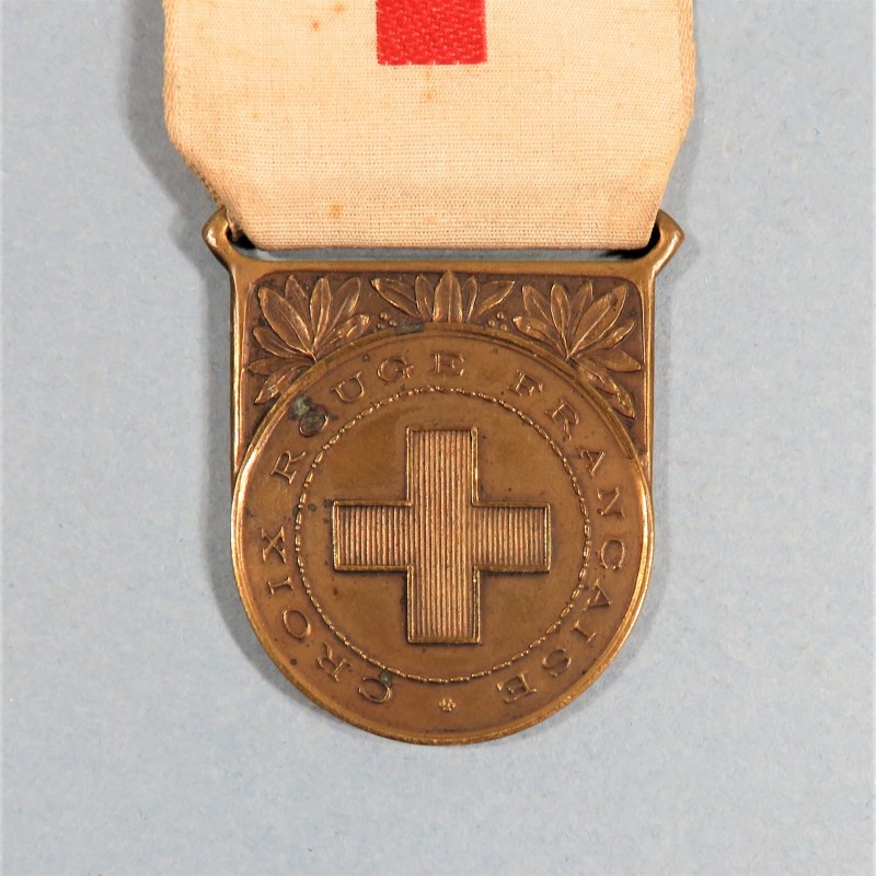 MEDAILLE DE LA CROIX ROUGE ATTRIBUEE A UNE INFIRMIERE EN 1947