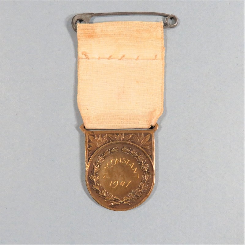 MEDAILLE DE LA CROIX ROUGE ATTRIBUEE A UNE INFIRMIERE EN 1947