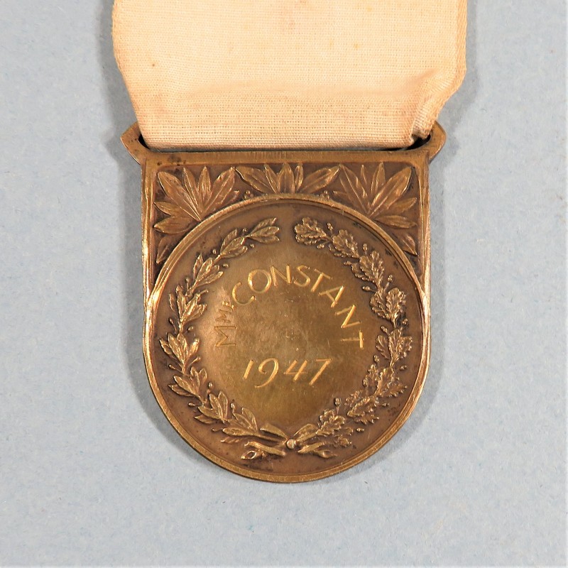 MEDAILLE DE LA CROIX ROUGE ATTRIBUEE A UNE INFIRMIERE EN 1947