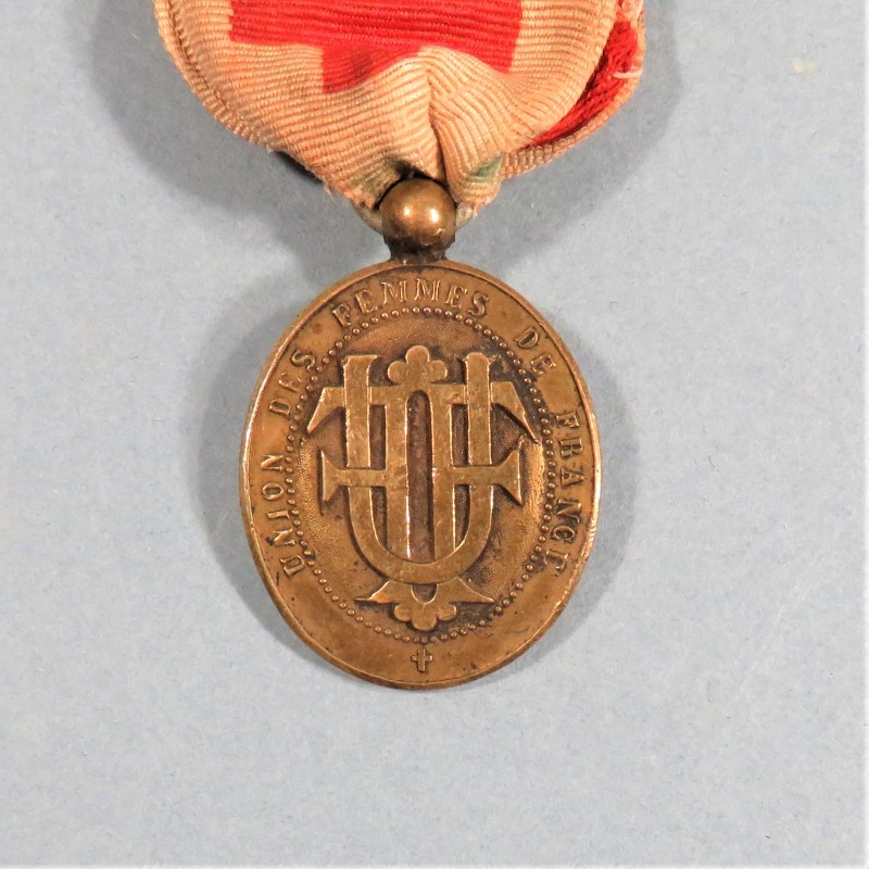 MEDAILLE DE LA CROIX ROUGE UFF ASSOCIATION UNION DES FEMMES DE FRANCE NUMEROTEE AU DOS