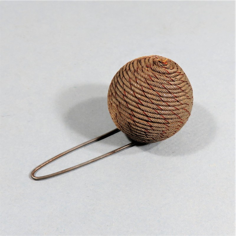 POMPON BOULE EN CANNETILLE OR ARGENT ET ROUGE POUR KEPI 1884 D'ADJUDANT OU ADJUDANT CHEF DANS SA BOITE