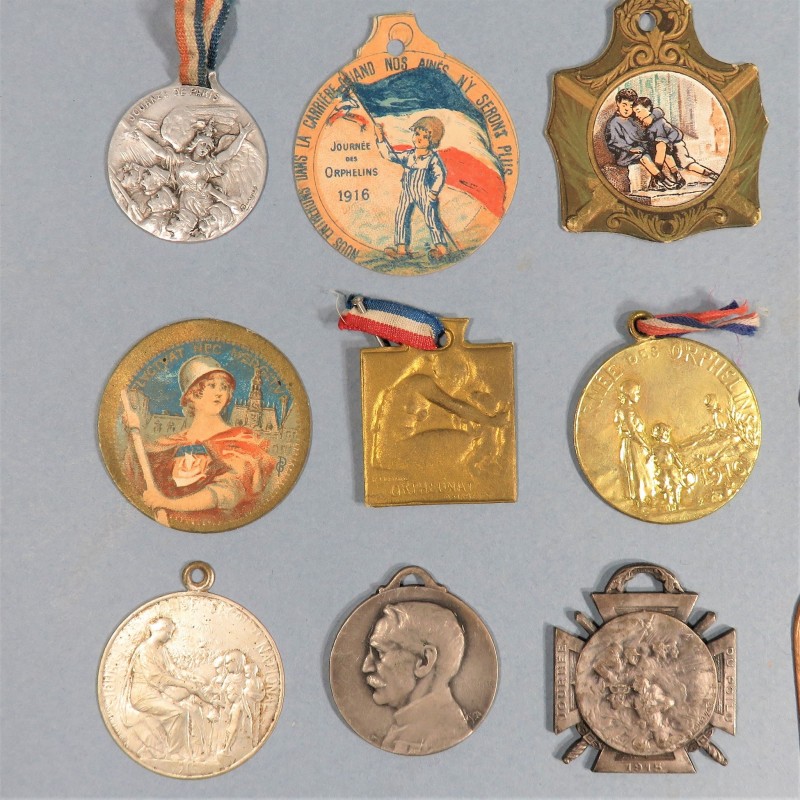 LOT D'INSIGNES DE JOURNEES DE 1914 1918 CANON DE 75 ENFANCE POILUS PARIS LALIQUE METAL ET CARTON 1915