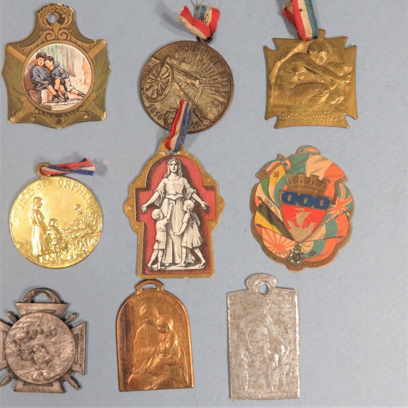 LOT D'INSIGNES DE JOURNEES DE 1914 1918 CANON DE 75 ENFANCE POILUS PARIS LALIQUE METAL ET CARTON 1915