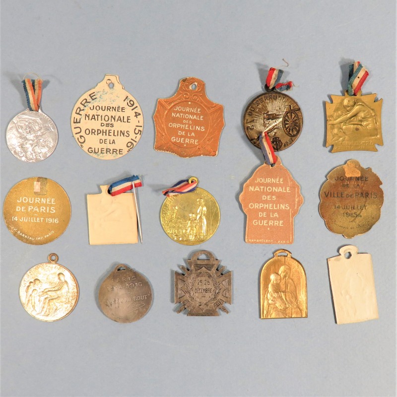 LOT D'INSIGNES DE JOURNEES DE 1914 1918 CANON DE 75 ENFANCE POILUS PARIS LALIQUE METAL ET CARTON 1915