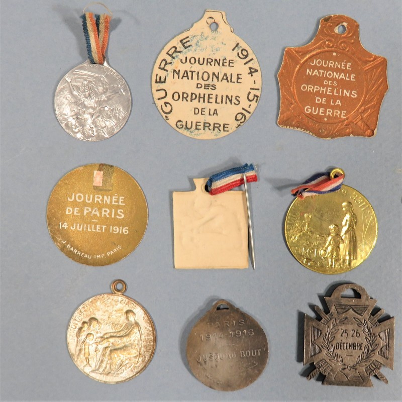 LOT D'INSIGNES DE JOURNEES DE 1914 1918 CANON DE 75 ENFANCE POILUS PARIS LALIQUE METAL ET CARTON 1915