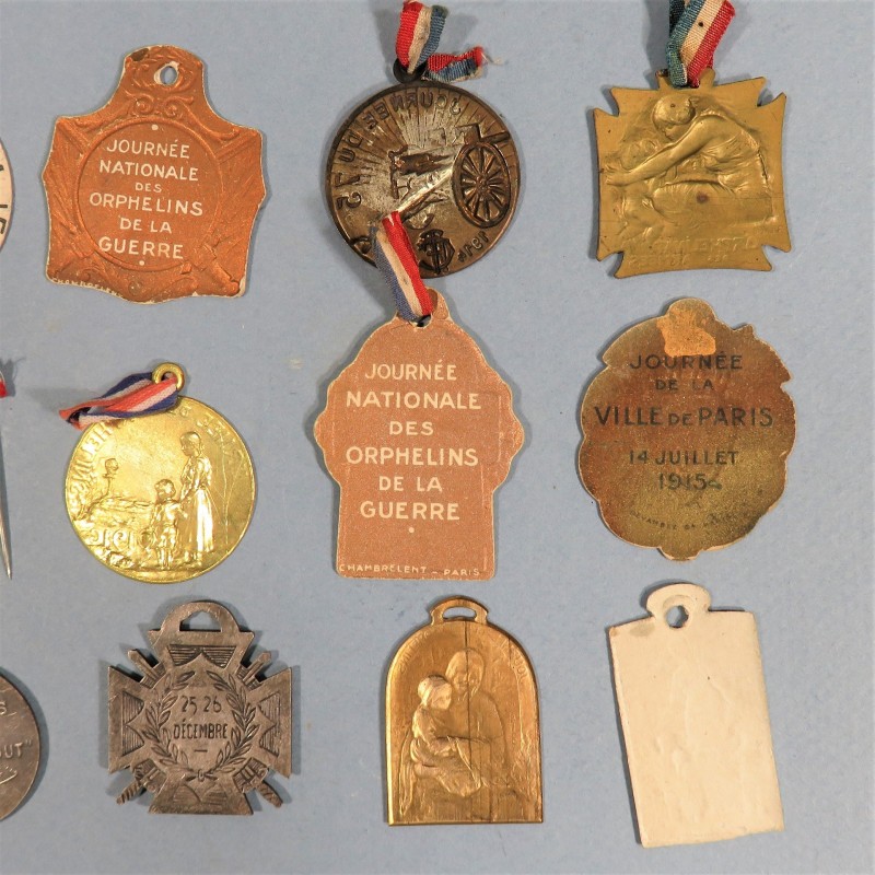 LOT D'INSIGNES DE JOURNEES DE 1914 1918 CANON DE 75 ENFANCE POILUS PARIS LALIQUE METAL ET CARTON 1915