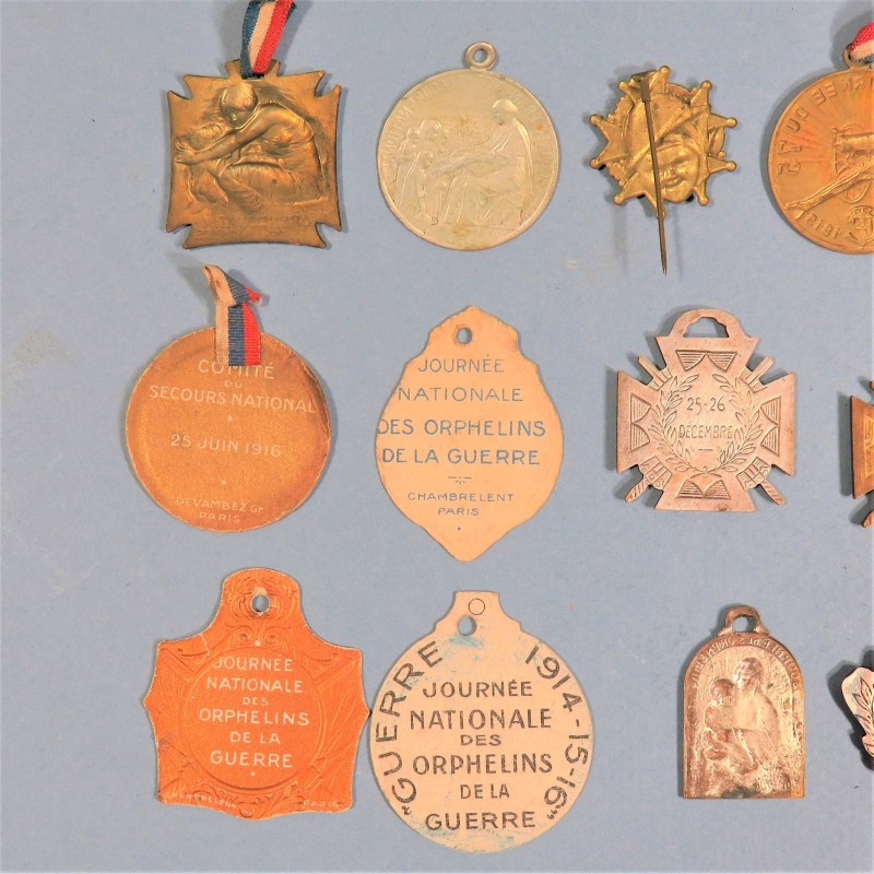 LOT D'INSIGNES DE JOURNEES DE 1914 1918 CANON DE 75 ENFANCE POILUS PARIS LALIQUE METAL ET CARTON 1915