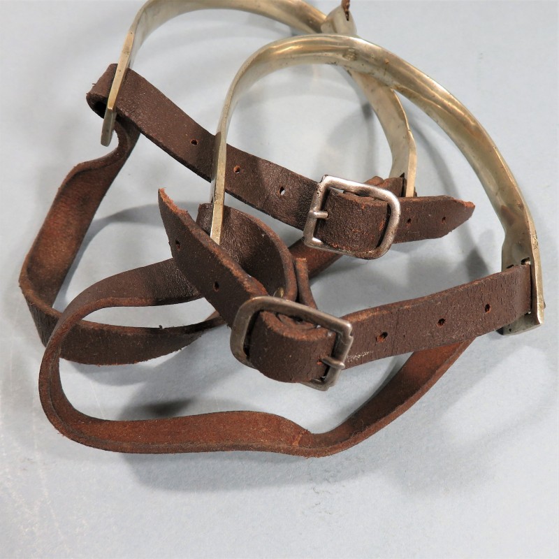 PAIRE D'EPERONS DE CAVALIER OU POUR BOTTES D'OFFICIER MONTE FRANCAIS CAVALERIE CUIR MARRON EQUIPEMENT EQUITATION WW1 ET WW2