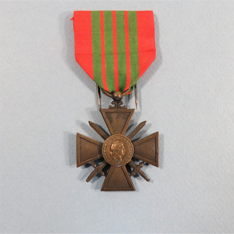 FRANCE CROIX DE GUERRE 1939-1945 DATE AU DOS 1939 EN BOITE CARTON FRENCH WAR CROSS