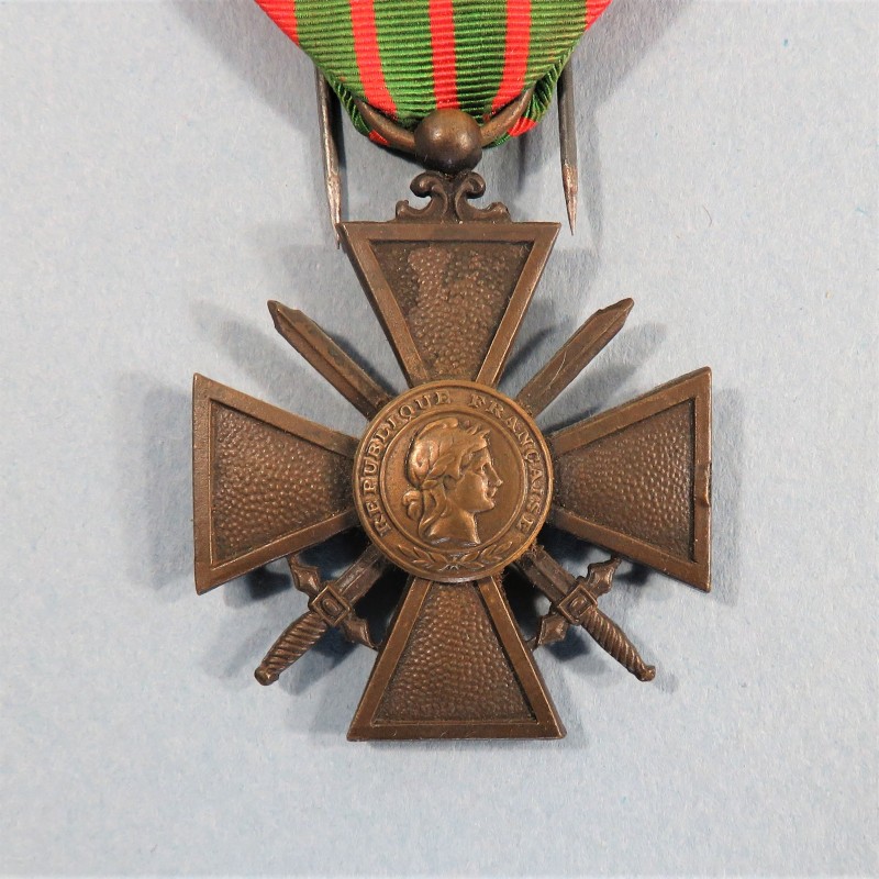 FRANCE CROIX DE GUERRE 1939-1945 DATE AU DOS 1939 EN BOITE CARTON FRENCH WAR CROSS