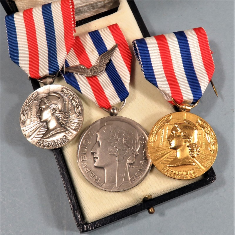 ENSEMBLE DE 3 MEDAILLES CIVILES UNE MEDAILLE ARGENT AERONOTIQUE ET 2 MEDAILLES CLASSES OR ET ARGENT DES CHEMINS DE FER °