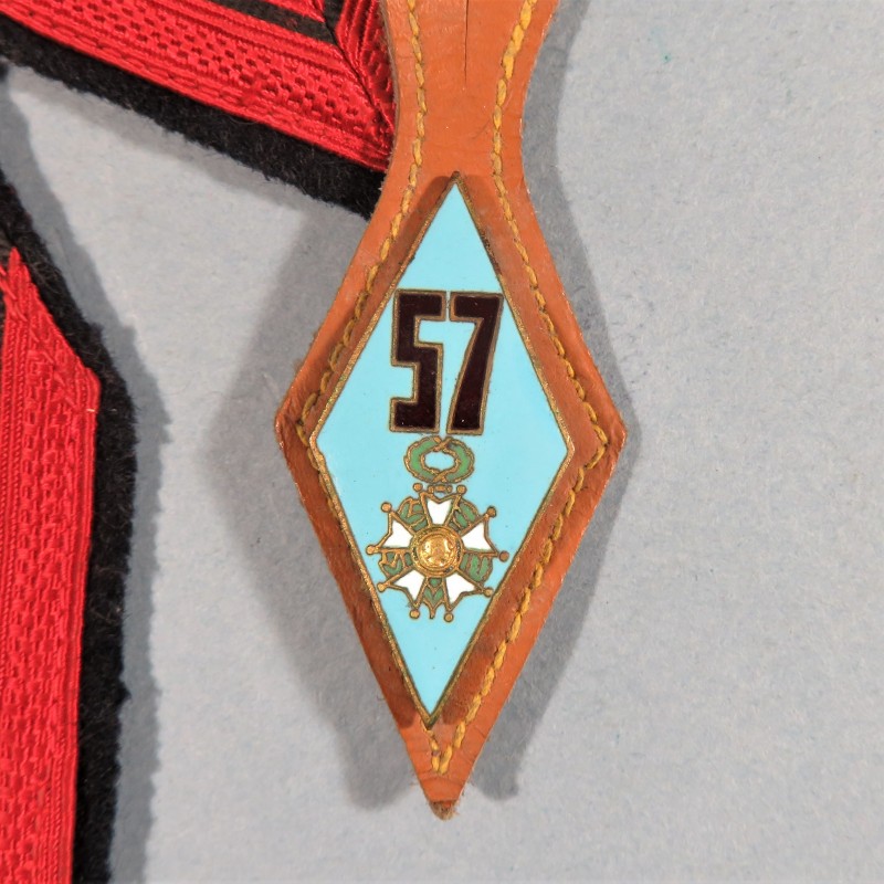 ENSEMBLE D'INSIGNES ET DE GRADES DU 57 ème REGIMENT D'INFANTERIE ANNEES 60